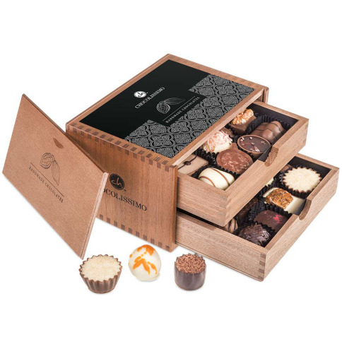 Coffret en bois plein de chocolat, Boïte de pralinés