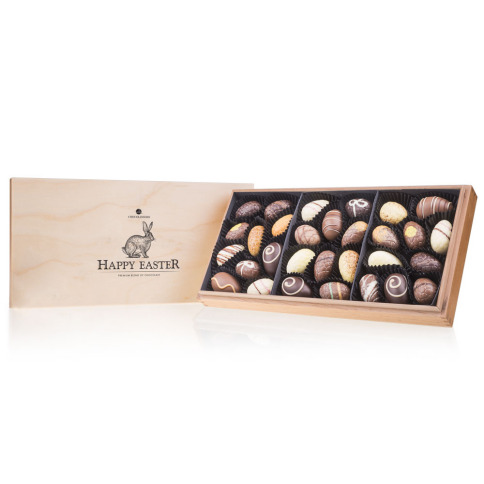 Coffret en bois claire plein de chocolats de Pâques