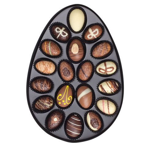 Elégante boîte de chocolat pour Pâques pleine de délicieux pralinés en formes d'oeufs Pâques