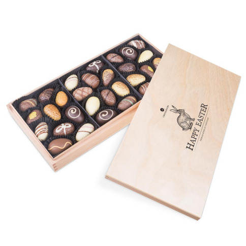 Coffret en bois claire plein de chocolats de Pâques