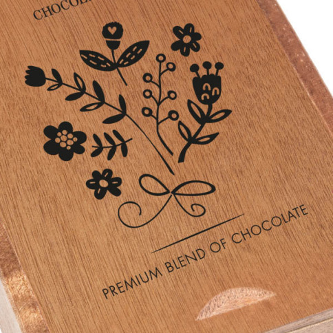 Boîte en bois pleine de chocolats décorées de motif floral