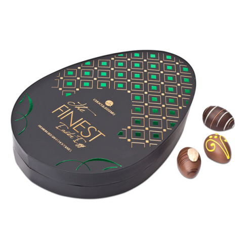 Elégante boîte de chocolat pour Pâques pleine de délicieux pralinés en formes d'oeufs Pâques