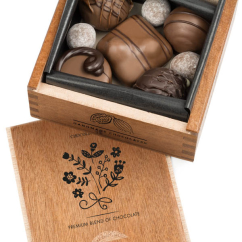 Coffret en bois gravé de fleurs