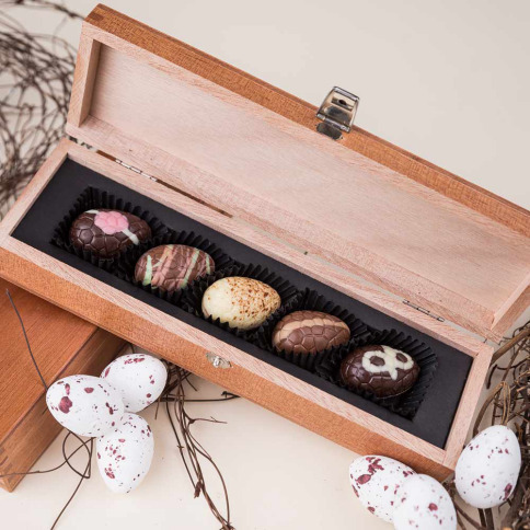 Coffret en bois avec oeufs en chocolat