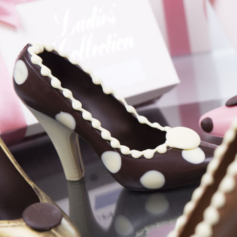 Soulier en chocolat noir, talon en chocolat, chaussure en chocolat