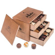 chocolate pralines in a wooden box, Christmas pralines, Christmas chocolate box, wooden box for Christmas, milk chocolate for Christmas